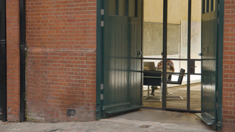 Mann-Arbeitet-Im-Bürogebäude-In-Der-Bourdon-Street-Mayfair-London